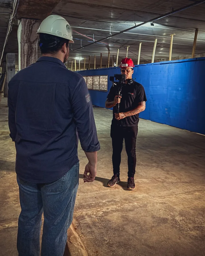 Equipe da Codec filmando com estabilizador numa obra