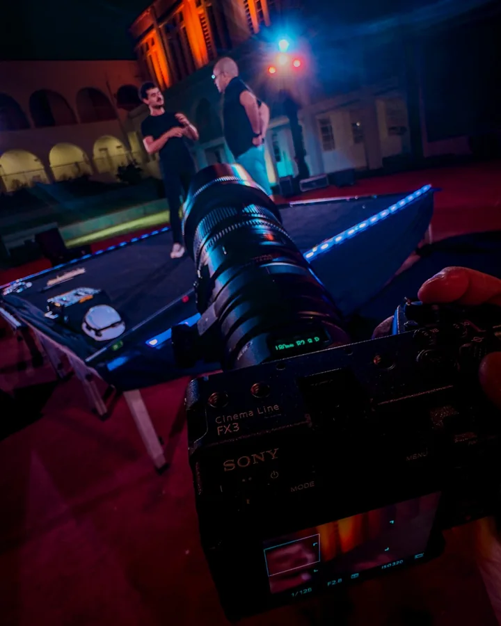 Câmera da Codec em primeiro plano, à noite, com o palco iluminado ao fundo